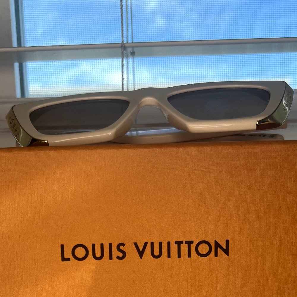 Louis Vuitton Moon Cat Eye Sunglasses Creme Monogram Temples - Picture 3 of 10